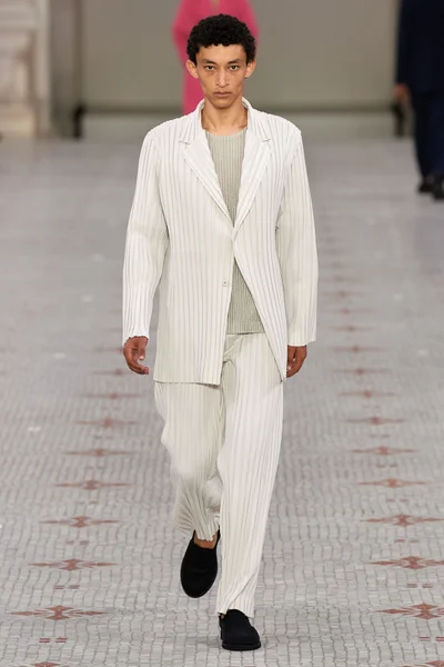 Look 25